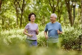 输掉国家德比后，河床球员萨拉斯用拳击打场内拍照的一名人员